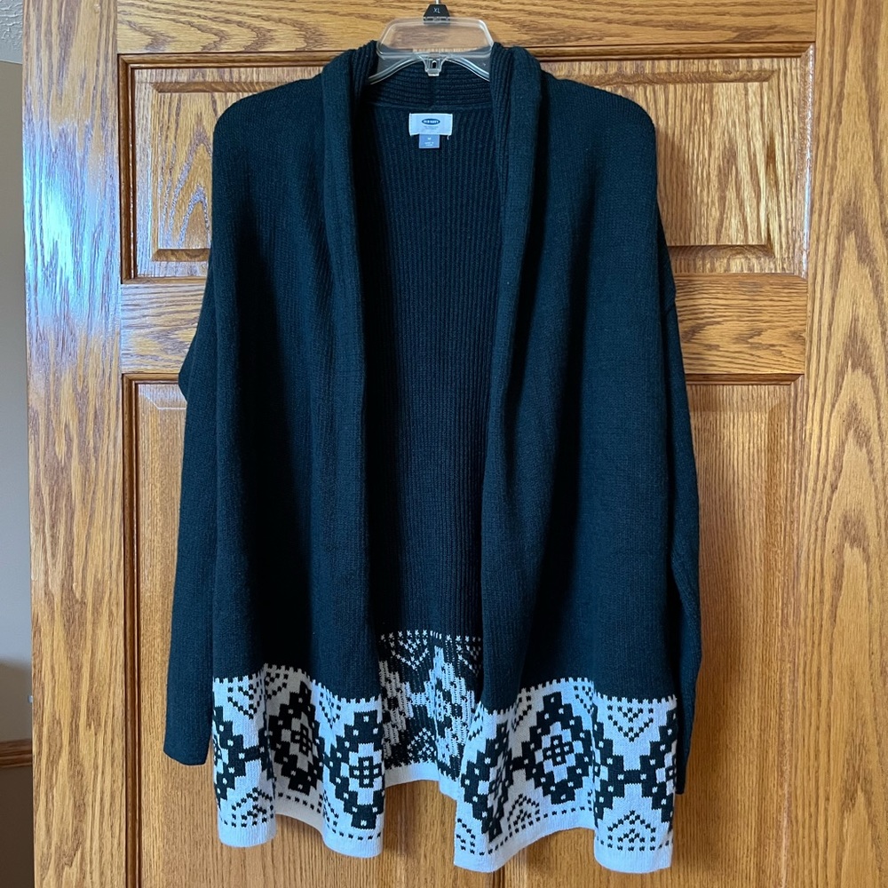 Women’s Old Navy open cardigan. Dark green with off white design. Med. Like new.